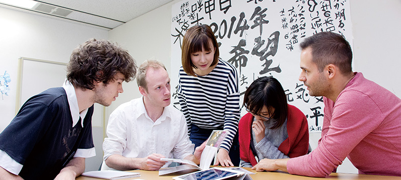 実際に日本語学校に通う外国人生徒をモデルにした、授業のロールプレイ