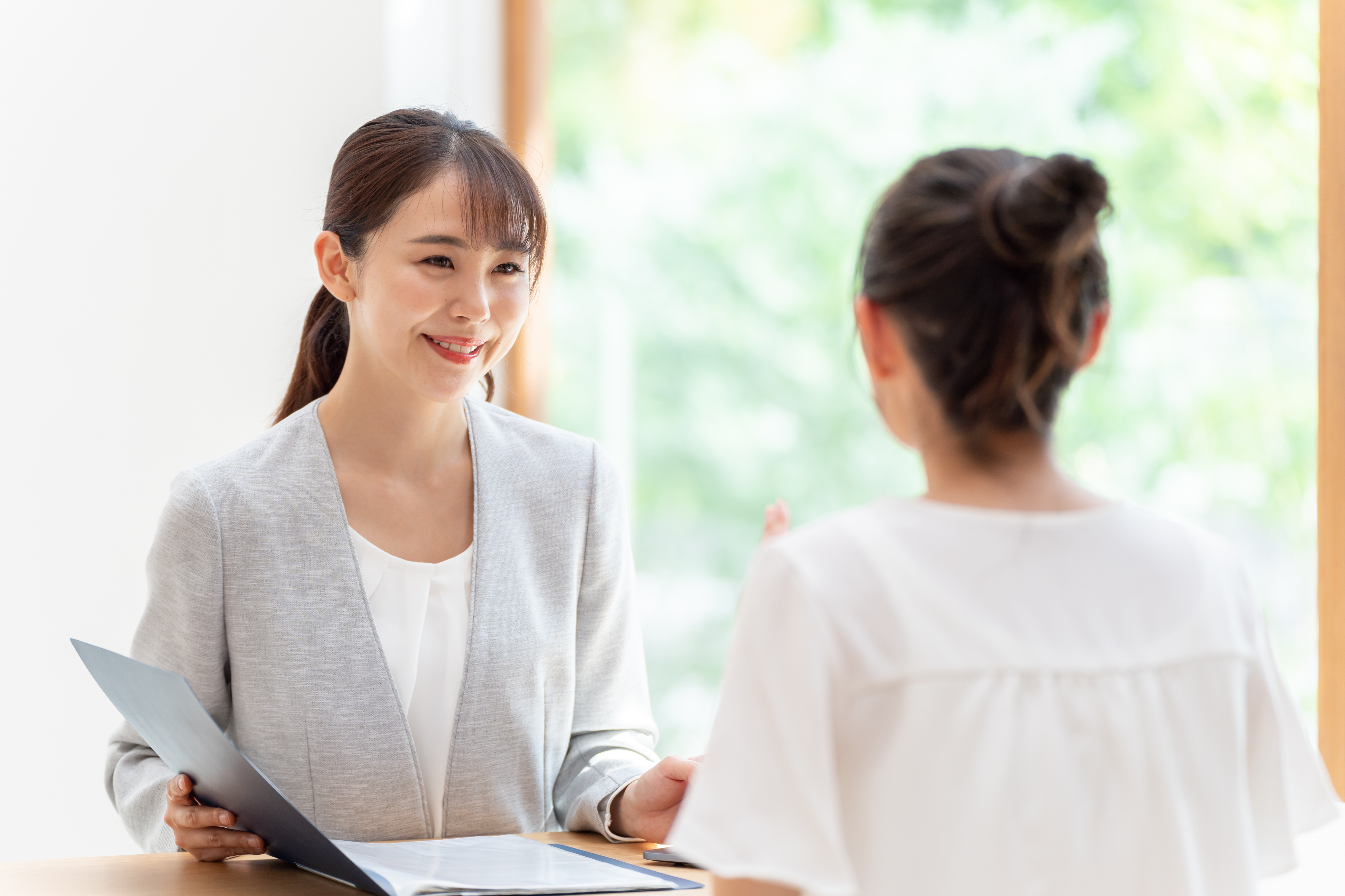 専門スタッフが個別に相談に乗っている様子