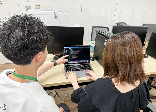 現役エンジニアがマンツーマンで指導している画像