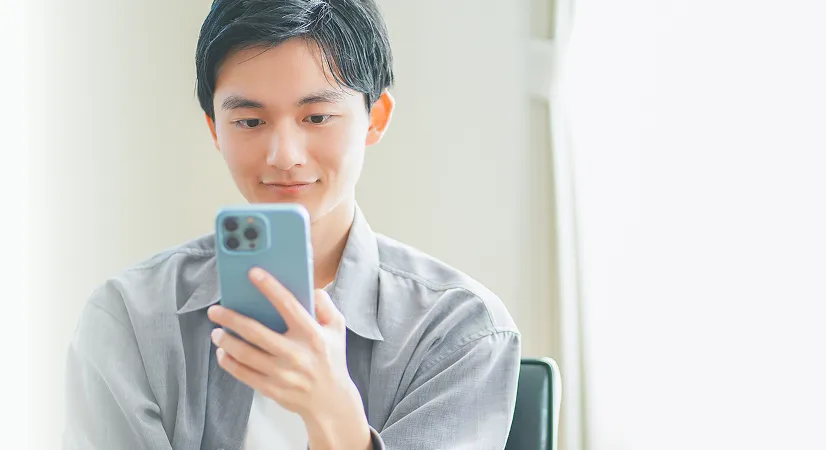 男性がスマホを見ている様子