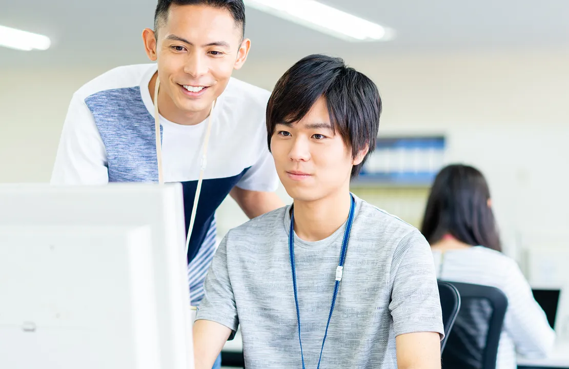 講師がサポートしている様子